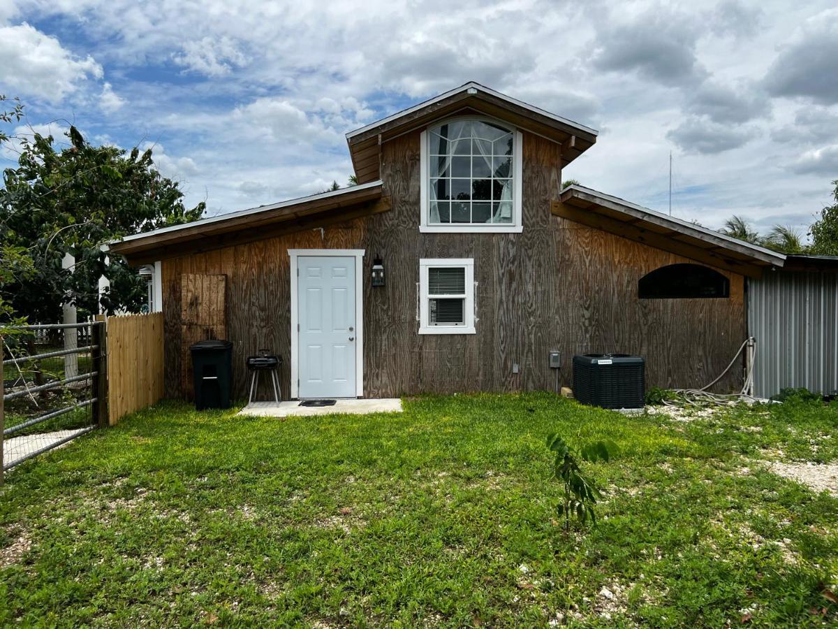 Maria's Tiny Barn Country house